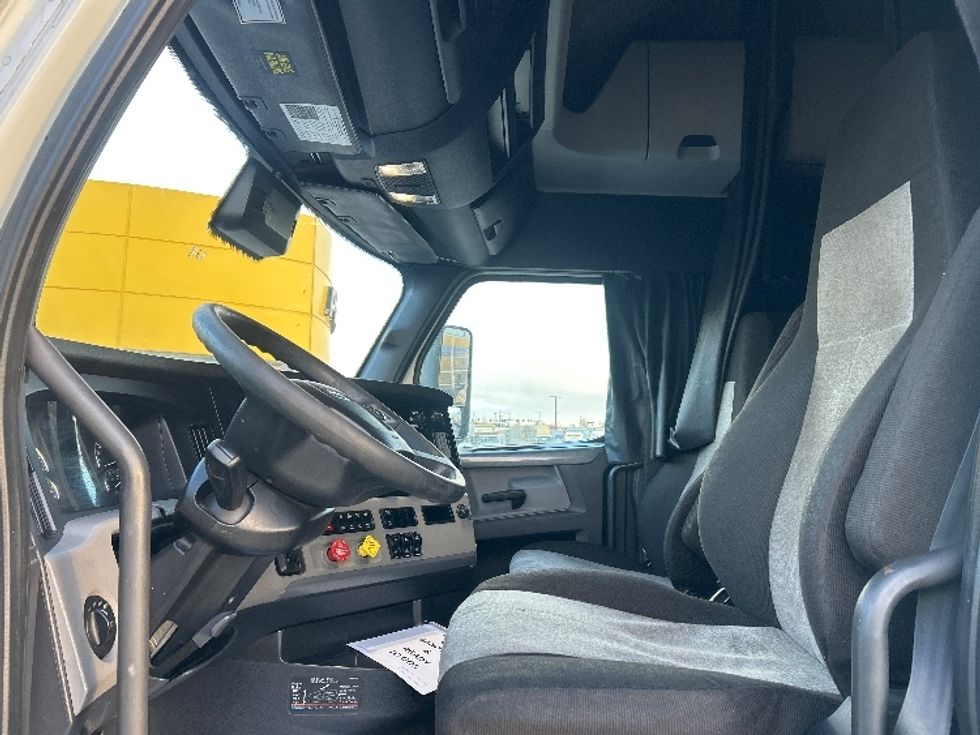 Sleeper Tractor-Heavy Duty Tractors-Freightliner-2022-T12664ST-Denver-CO-745,366\n\t\tmiles-$ 46,500 - Image 9