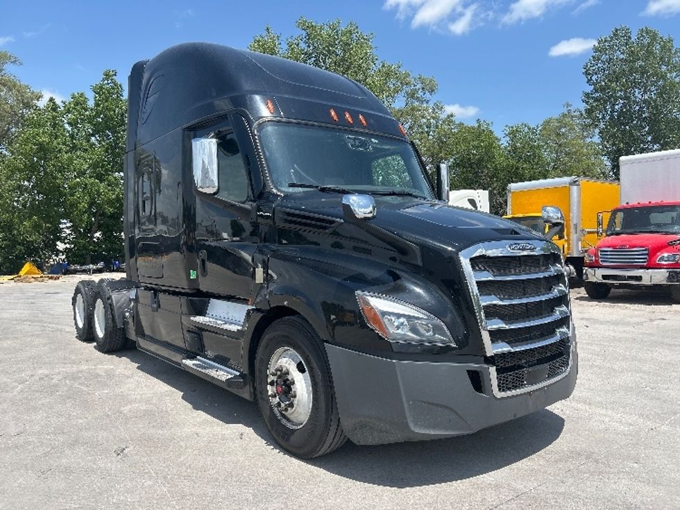 Sleeper Tractor-Heavy Duty Tractors-Freightliner-2022-T12664ST-Des Moines-IA-541,553\n\t\tmiles-$ 72,750 - Image 1