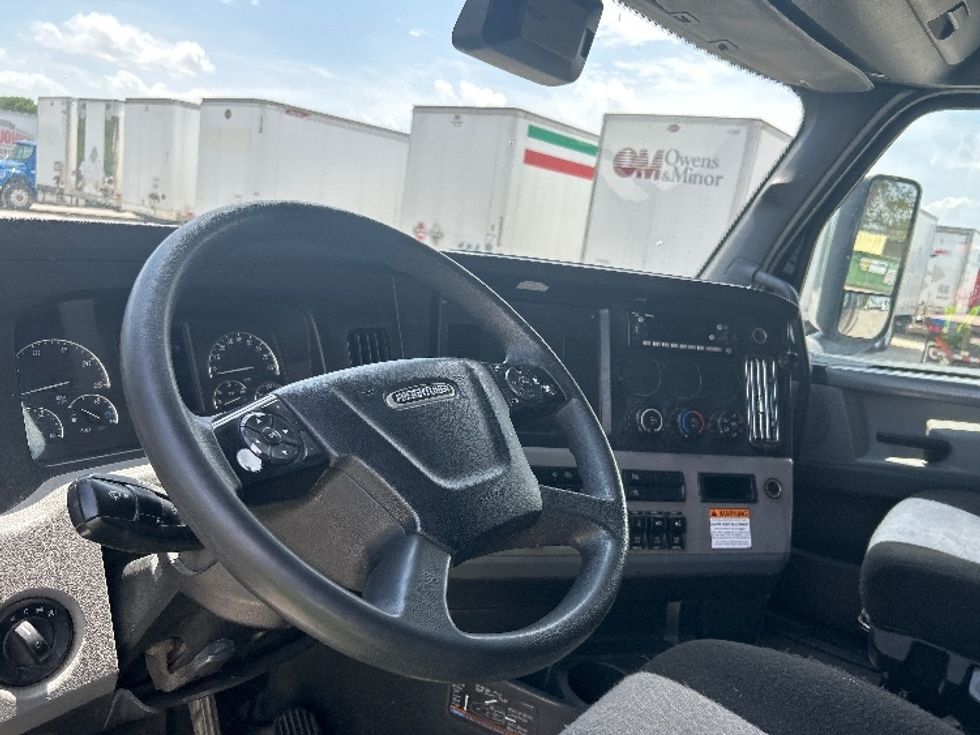 Sleeper Tractor-Heavy Duty Tractors-Freightliner-2022-T12664ST-Des Moines-IA-541,553\n\t\tmiles-$ 72,750 - Image 10