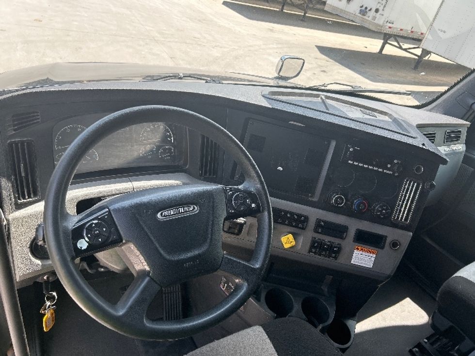 Sleeper Tractor-Heavy Duty Tractors-Freightliner-2022-T12664ST-Des Moines-IA-541,553\n\t\tmiles-$ 72,750 - Image 11