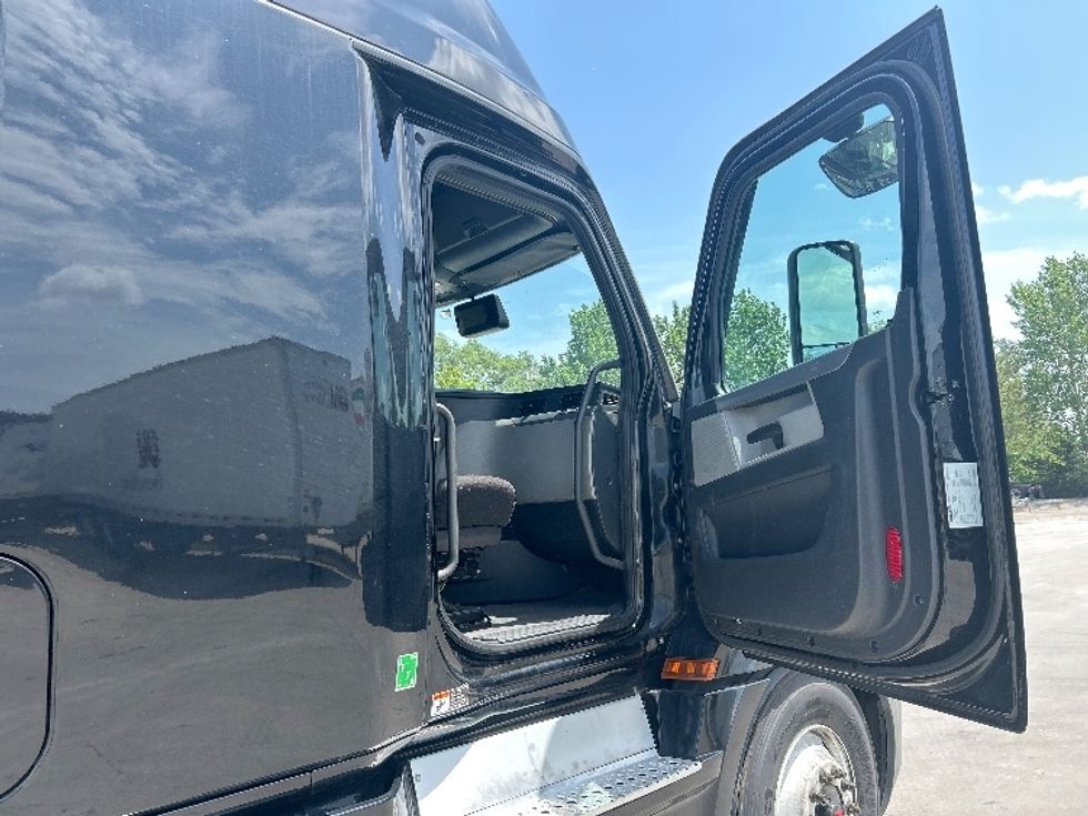 Sleeper Tractor-Heavy Duty Tractors-Freightliner-2022-T12664ST-Des Moines-IA-541,553\n\t\tmiles-$ 72,750 - Image 13