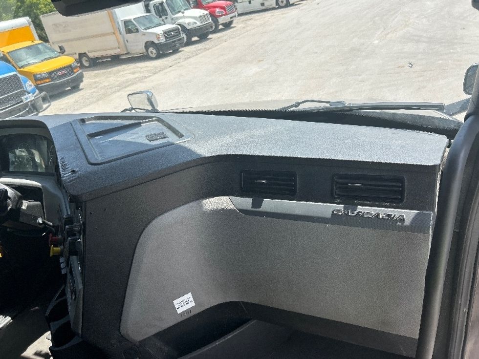 Sleeper Tractor-Heavy Duty Tractors-Freightliner-2022-T12664ST-Des Moines-IA-541,553\n\t\tmiles-$ 72,750 - Image 14