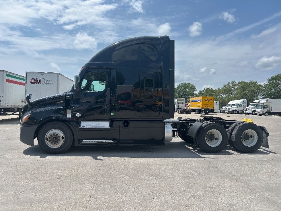 Sleeper Tractor-Heavy Duty Tractors-Freightliner-2022-T12664ST-Des Moines-IA-541,553\n\t\tmiles-$ 72,750 - Image 4