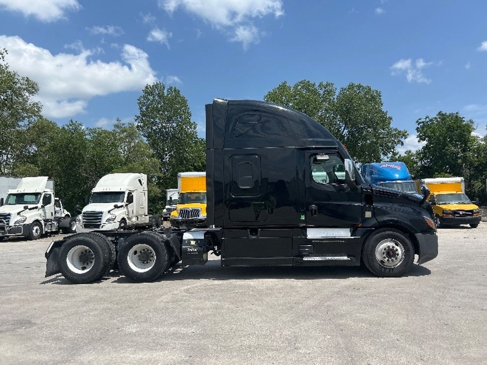 Sleeper Tractor-Heavy Duty Tractors-Freightliner-2022-T12664ST-Des Moines-IA-541,553\n\t\tmiles-$ 72,750 - Image 8