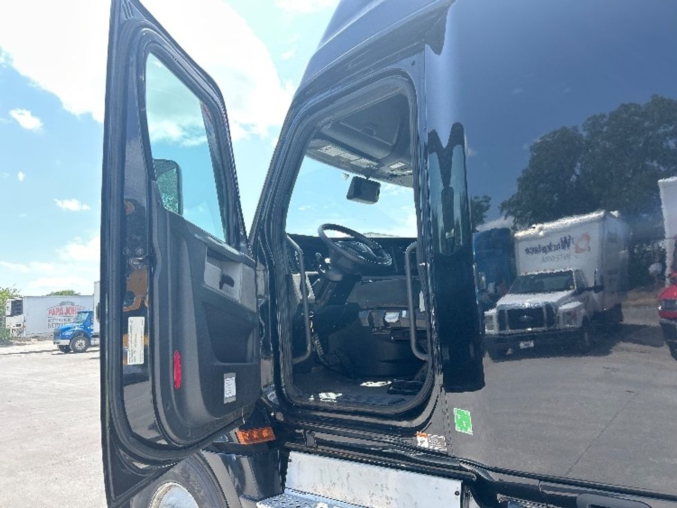 Sleeper Tractor-Heavy Duty Tractors-Freightliner-2022-T12664ST-Des Moines-IA-541,553\n\t\tmiles-$ 72,750 - Image 9