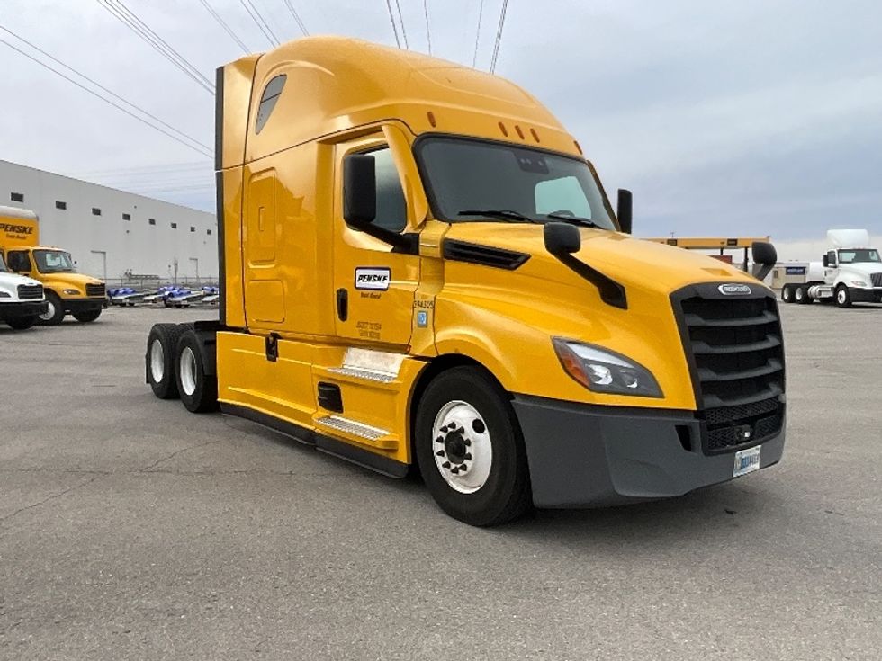 Sleeper Tractor-Heavy Duty Tractors-Freightliner-2022-T12664ST-Des Moines-IA-568,949\n\t\tmiles-$ 56,500 - Image 1
