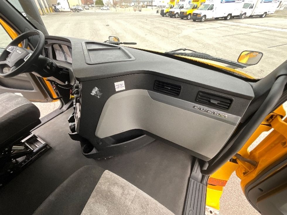 Sleeper Tractor-Heavy Duty Tractors-Freightliner-2022-T12664ST-Des Moines-IA-568,949\n\t\tmiles-$ 56,500 - Image 11