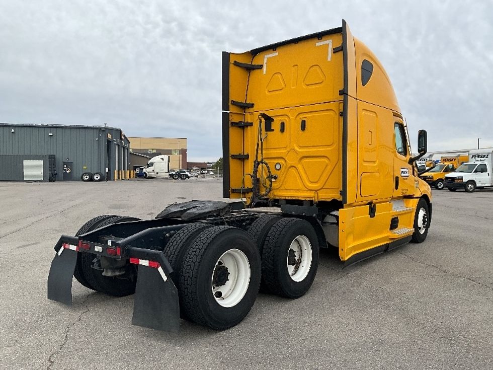 Sleeper Tractor-Heavy Duty Tractors-Freightliner-2022-T12664ST-Des Moines-IA-568,949\n\t\tmiles-$ 56,500 - Image 12