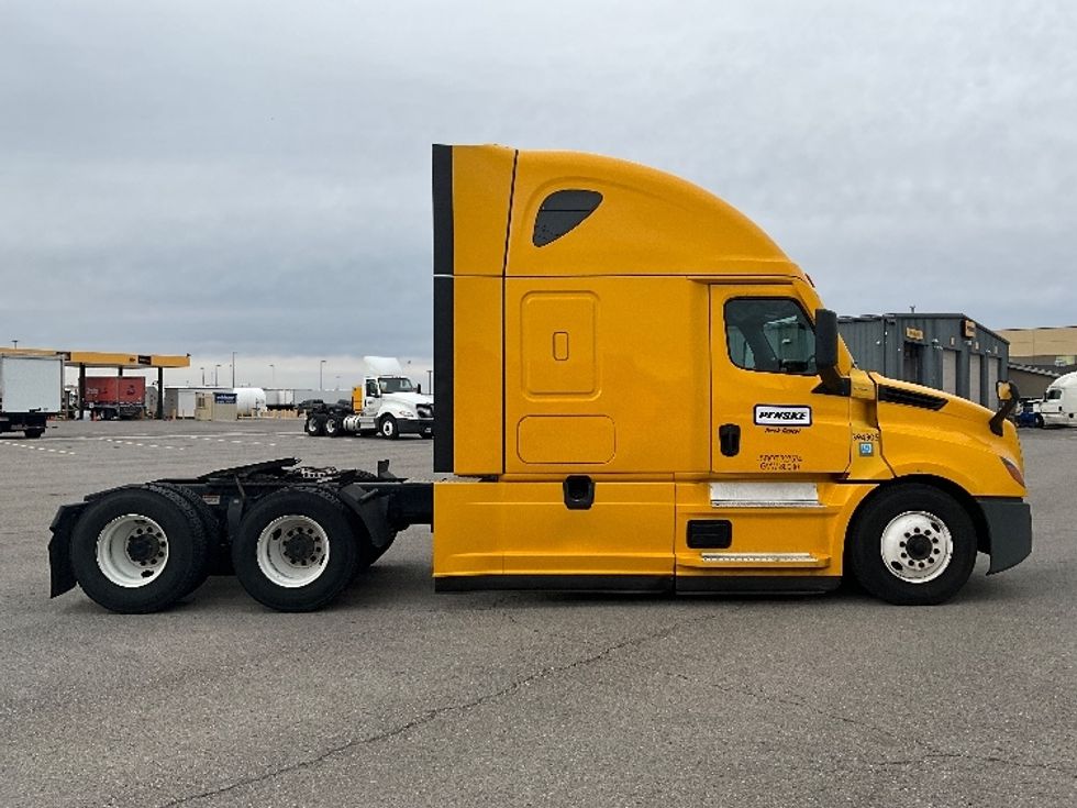 Sleeper Tractor-Heavy Duty Tractors-Freightliner-2022-T12664ST-Des Moines-IA-568,949\n\t\tmiles-$ 56,500 - Image 13