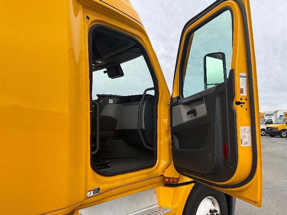 Sleeper Tractor-Heavy Duty Tractors-Freightliner-2022-T12664ST-Des Moines-IA-568,949\n\t\tmiles-$ 56,500 - Image 14