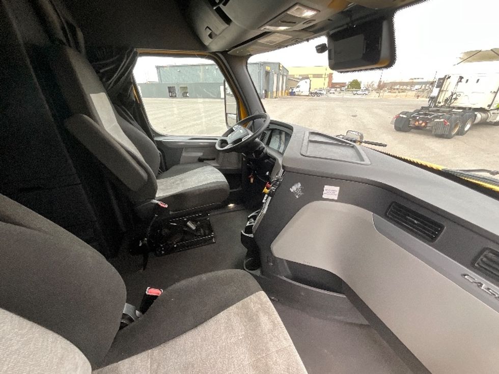 Sleeper Tractor-Heavy Duty Tractors-Freightliner-2022-T12664ST-Des Moines-IA-568,949\n\t\tmiles-$ 56,500 - Image 15