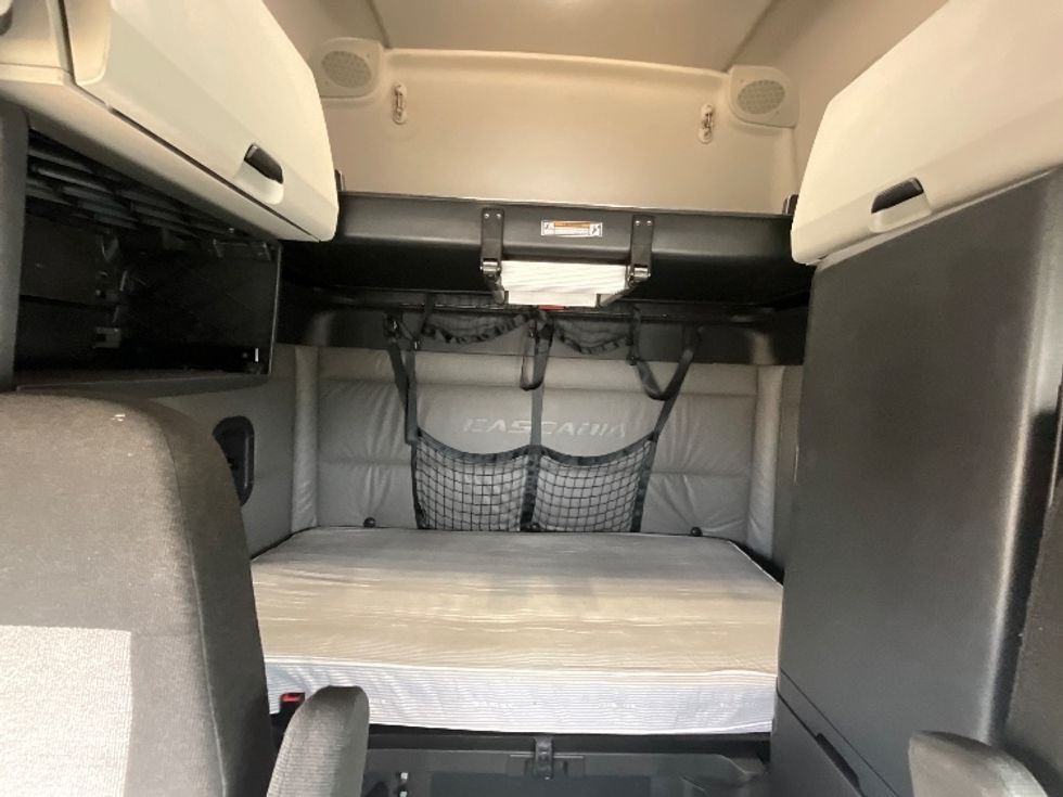 Sleeper Tractor-Heavy Duty Tractors-Freightliner-2022-T12664ST-Des Moines-IA-568,949\n\t\tmiles-$ 56,500 - Image 16