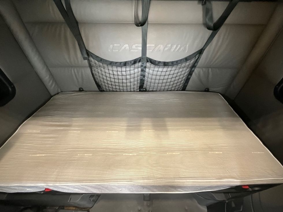 Sleeper Tractor-Heavy Duty Tractors-Freightliner-2022-T12664ST-Des Moines-IA-568,949\n\t\tmiles-$ 56,500 - Image 17