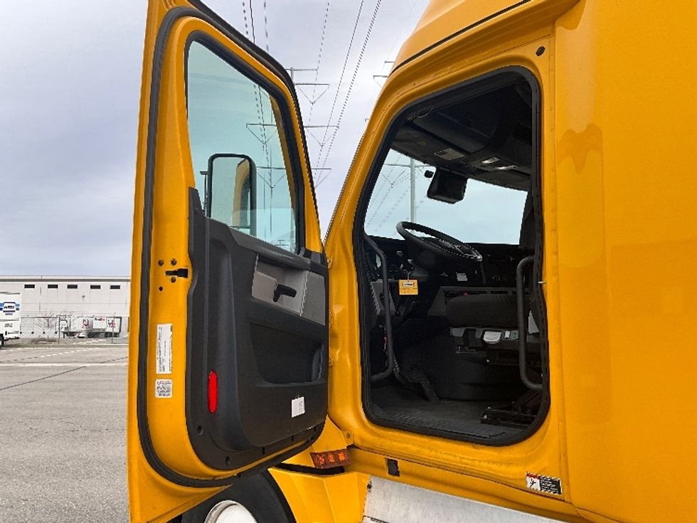 Sleeper Tractor-Heavy Duty Tractors-Freightliner-2022-T12664ST-Des Moines-IA-568,949\n\t\tmiles-$ 56,500 - Image 7