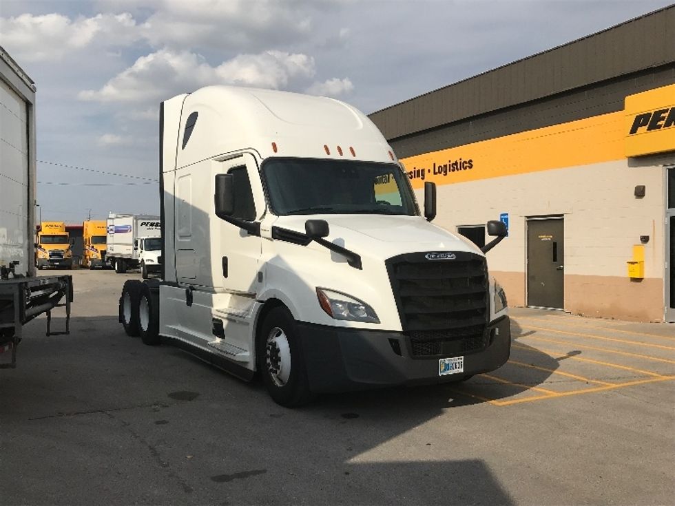 Sleeper Tractor-Heavy Duty Tractors-Freightliner-2022-T12664ST-Des Moines-IA-625,059\n\t\tmiles-$ 59,000 - Image 1