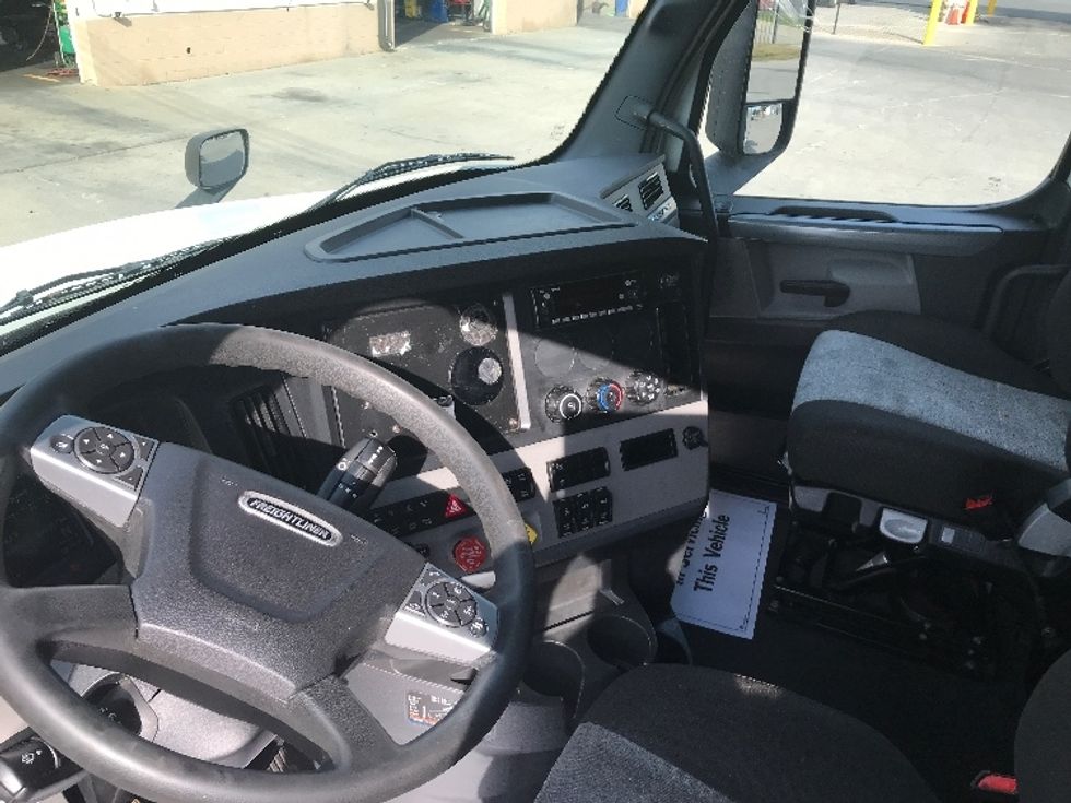 Sleeper Tractor-Heavy Duty Tractors-Freightliner-2022-T12664ST-Des Moines-IA-625,059\n\t\tmiles-$ 59,000 - Image 10