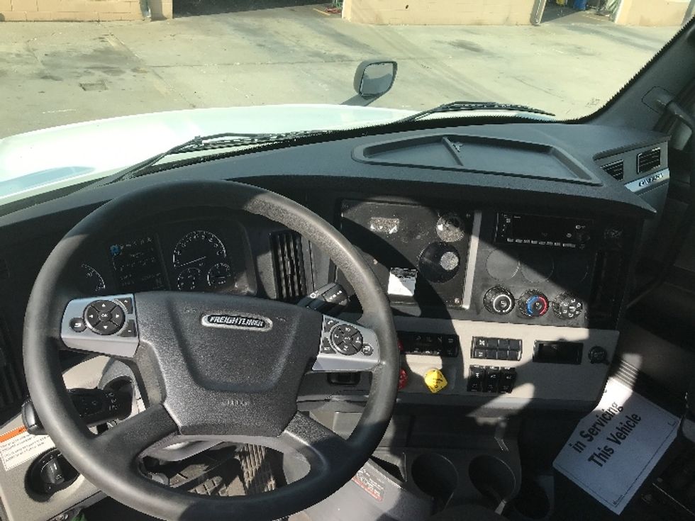 Sleeper Tractor-Heavy Duty Tractors-Freightliner-2022-T12664ST-Des Moines-IA-625,059\n\t\tmiles-$ 59,000 - Image 11