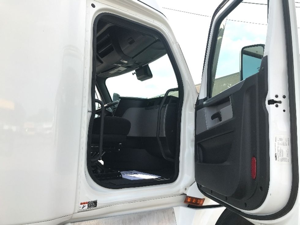 Sleeper Tractor-Heavy Duty Tractors-Freightliner-2022-T12664ST-Des Moines-IA-625,059\n\t\tmiles-$ 59,000 - Image 13