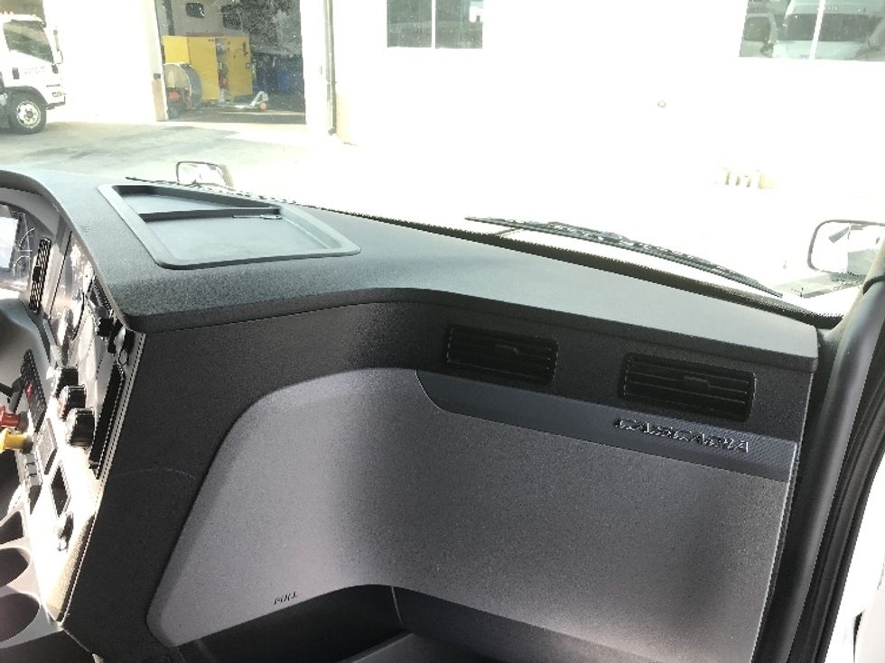 Sleeper Tractor-Heavy Duty Tractors-Freightliner-2022-T12664ST-Des Moines-IA-625,059\n\t\tmiles-$ 59,000 - Image 14