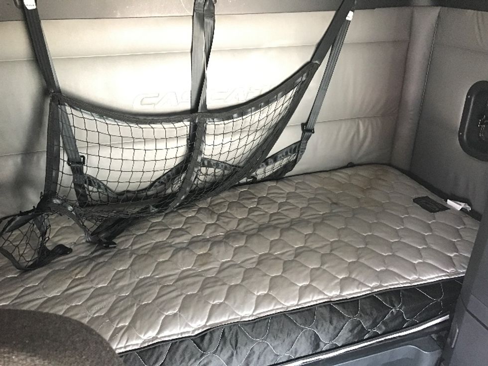 Sleeper Tractor-Heavy Duty Tractors-Freightliner-2022-T12664ST-Des Moines-IA-625,059\n\t\tmiles-$ 59,000 - Image 17