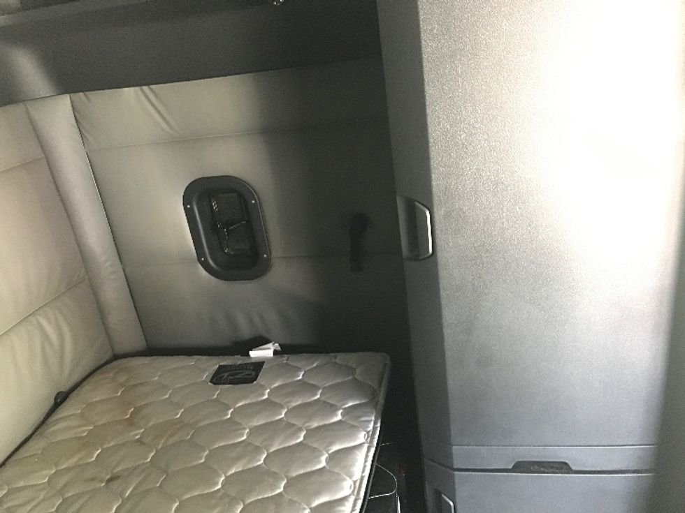 Sleeper Tractor-Heavy Duty Tractors-Freightliner-2022-T12664ST-Des Moines-IA-625,059\n\t\tmiles-$ 59,000 - Image 18