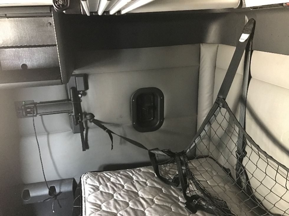 Sleeper Tractor-Heavy Duty Tractors-Freightliner-2022-T12664ST-Des Moines-IA-625,059\n\t\tmiles-$ 59,000 - Image 19