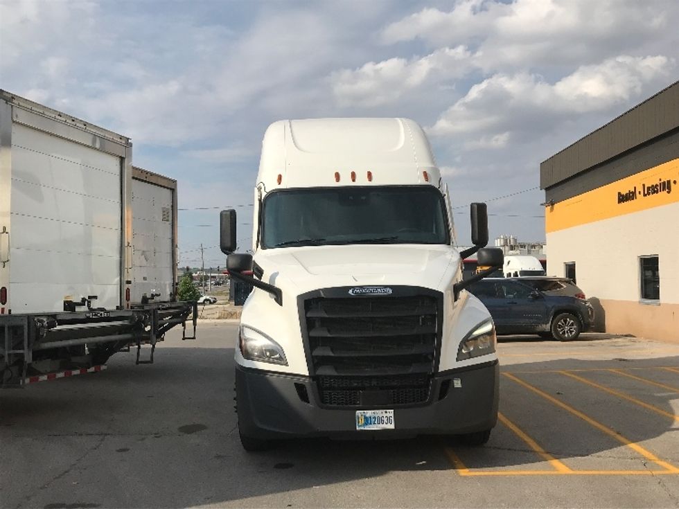 Sleeper Tractor-Heavy Duty Tractors-Freightliner-2022-T12664ST-Des Moines-IA-625,059\n\t\tmiles-$ 59,000 - Image 2