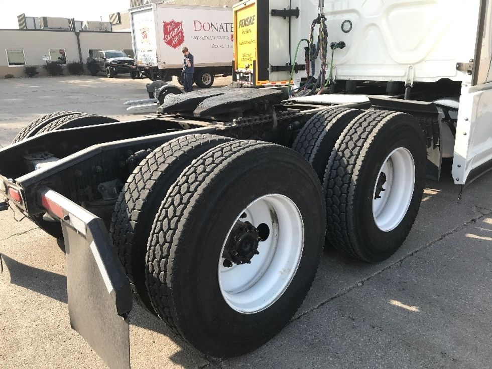 Sleeper Tractor-Heavy Duty Tractors-Freightliner-2022-T12664ST-Des Moines-IA-625,059\n\t\tmiles-$ 59,000 - Image 23