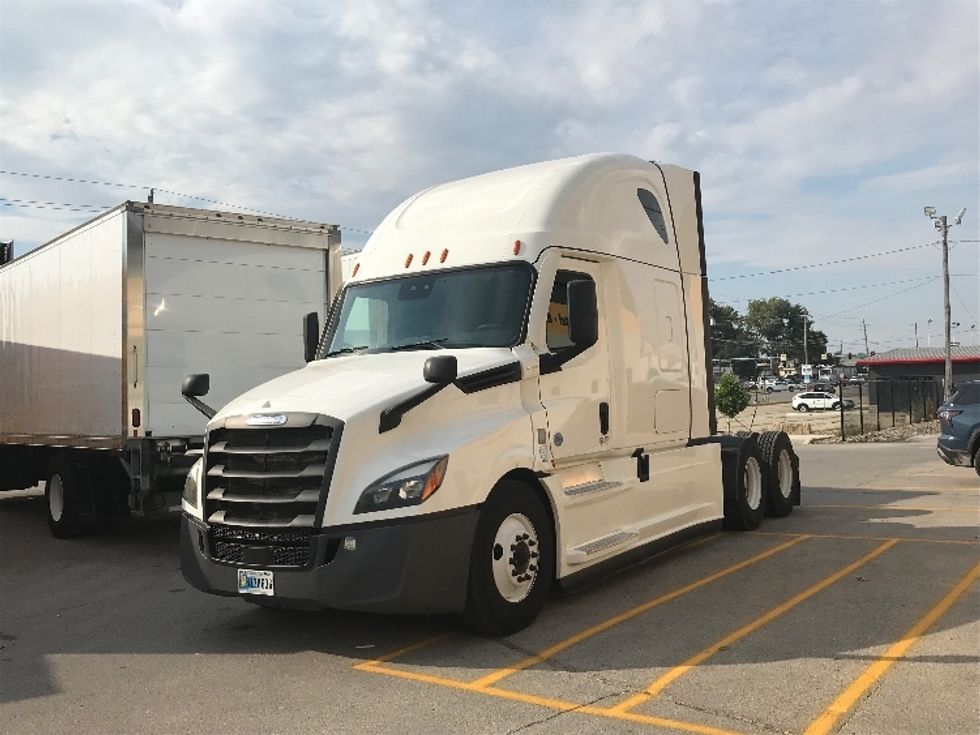 Sleeper Tractor-Heavy Duty Tractors-Freightliner-2022-T12664ST-Des Moines-IA-625,059\n\t\tmiles-$ 59,000 - Image 3