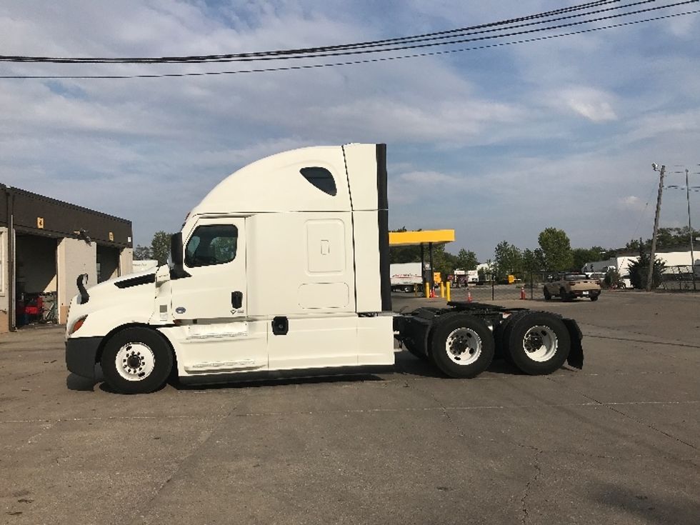 Sleeper Tractor-Heavy Duty Tractors-Freightliner-2022-T12664ST-Des Moines-IA-625,059\n\t\tmiles-$ 59,000 - Image 4