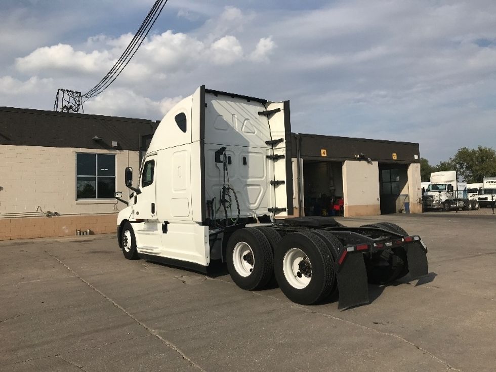 Sleeper Tractor-Heavy Duty Tractors-Freightliner-2022-T12664ST-Des Moines-IA-625,059\n\t\tmiles-$ 59,000 - Image 5