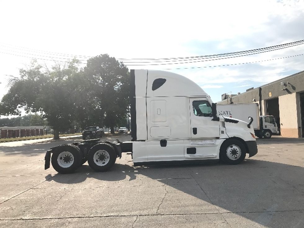 Sleeper Tractor-Heavy Duty Tractors-Freightliner-2022-T12664ST-Des Moines-IA-625,059\n\t\tmiles-$ 59,000 - Image 8