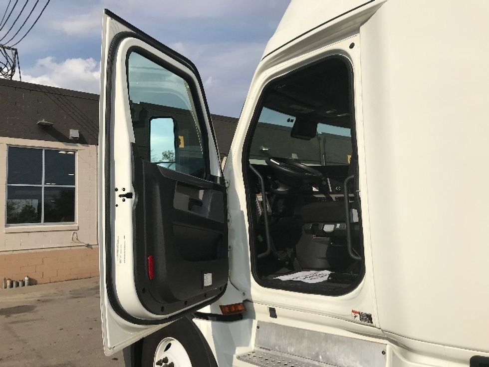 Sleeper Tractor-Heavy Duty Tractors-Freightliner-2022-T12664ST-Des Moines-IA-625,059\n\t\tmiles-$ 59,000 - Image 9