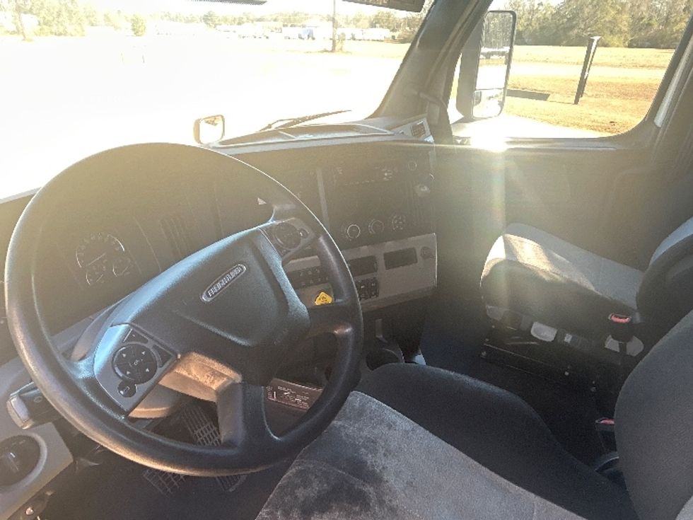 Sleeper Tractor-Heavy Duty Tractors-Freightliner-2022-T12664ST-Dothan-AL-565,772\n\t\tmiles-$ 59,750 - Image 10