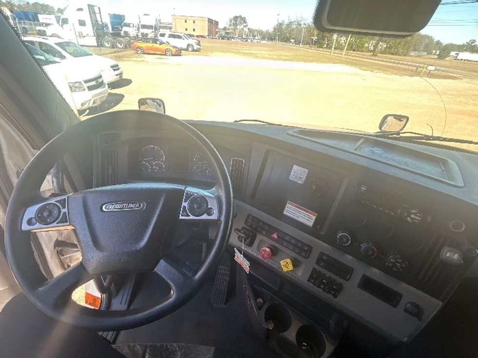 Sleeper Tractor-Heavy Duty Tractors-Freightliner-2022-T12664ST-Dothan-AL-565,772\n\t\tmiles-$ 59,750 - Image 11