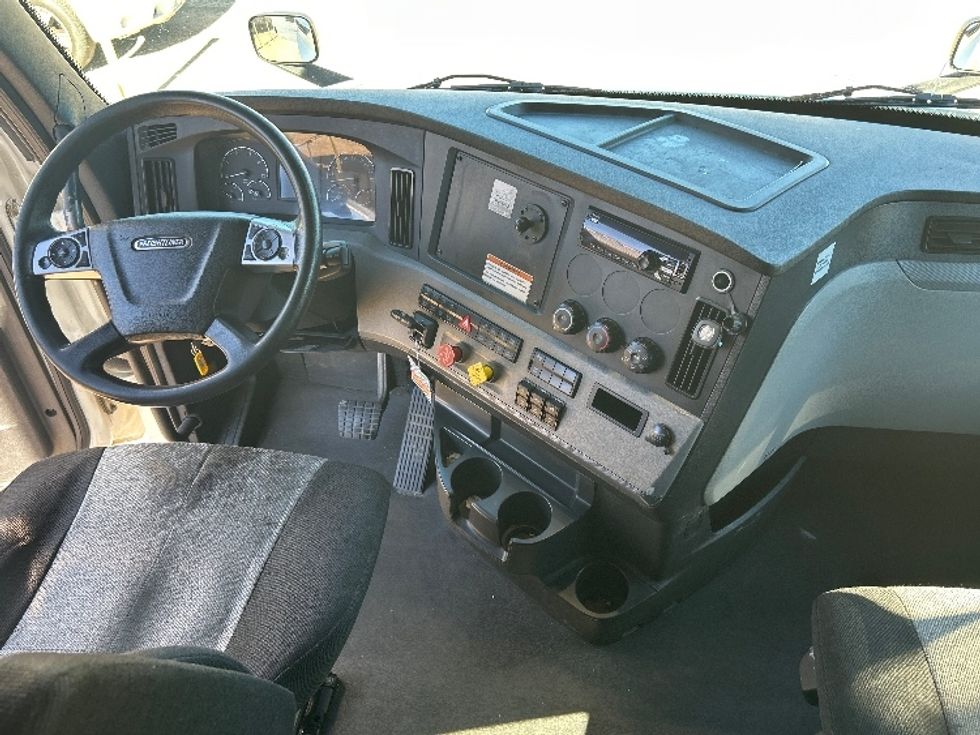 Sleeper Tractor-Heavy Duty Tractors-Freightliner-2022-T12664ST-Dothan-AL-565,772\n\t\tmiles-$ 59,750 - Image 12