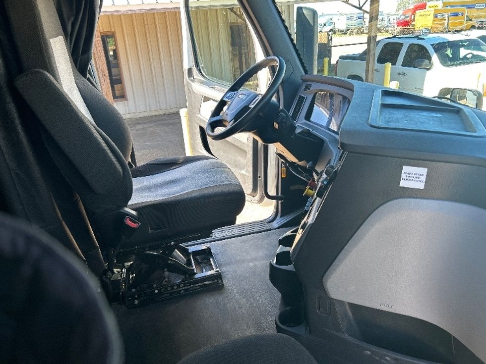 Sleeper Tractor-Heavy Duty Tractors-Freightliner-2022-T12664ST-Dothan-AL-565,772\n\t\tmiles-$ 59,750 - Image 15