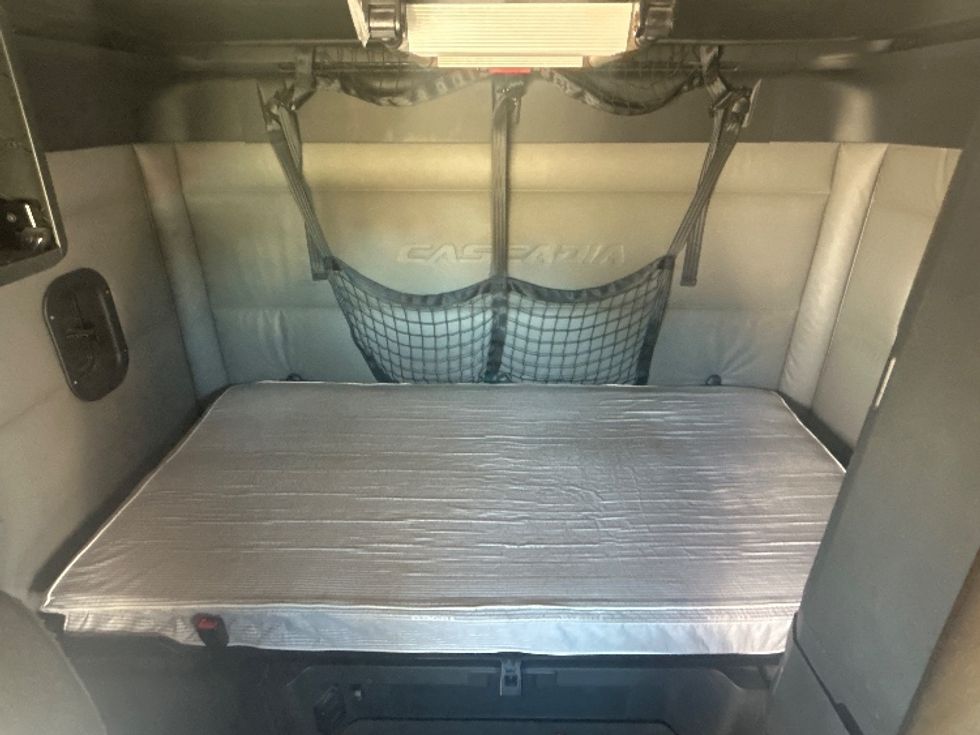 Sleeper Tractor-Heavy Duty Tractors-Freightliner-2022-T12664ST-Dothan-AL-565,772\n\t\tmiles-$ 59,750 - Image 16