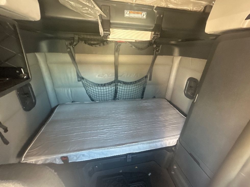 Sleeper Tractor-Heavy Duty Tractors-Freightliner-2022-T12664ST-Dothan-AL-565,772\n\t\tmiles-$ 59,750 - Image 17