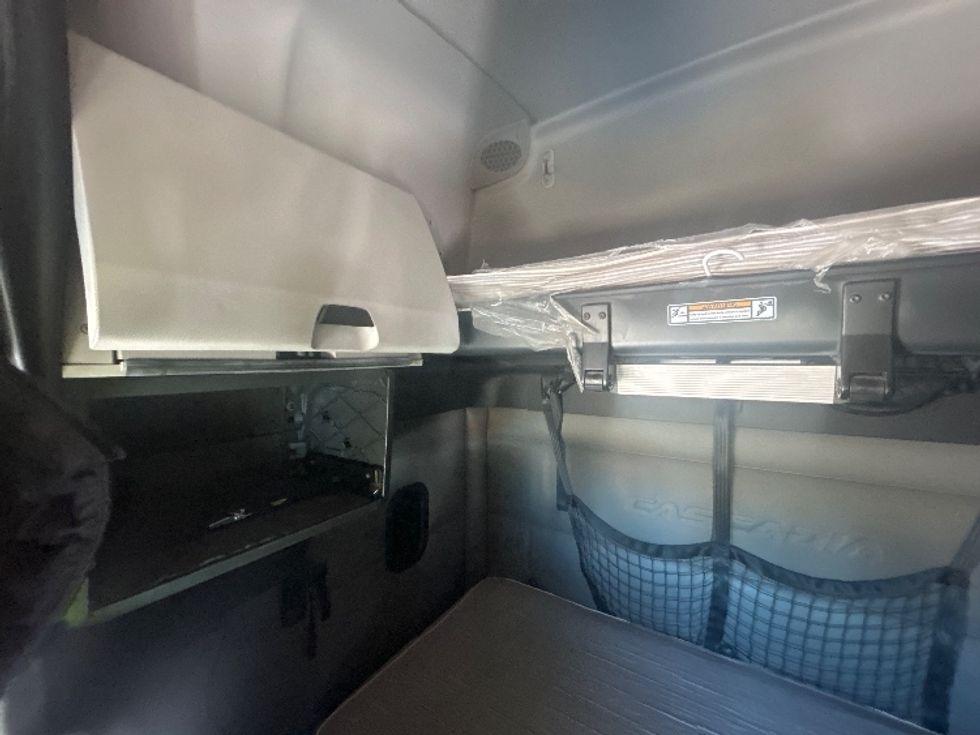 Sleeper Tractor-Heavy Duty Tractors-Freightliner-2022-T12664ST-Dothan-AL-565,772\n\t\tmiles-$ 59,750 - Image 19