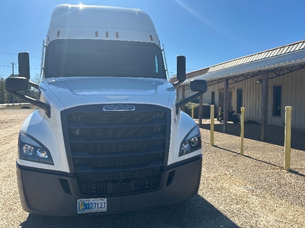 Sleeper Tractor-Heavy Duty Tractors-Freightliner-2022-T12664ST-Dothan-AL-565,772\n\t\tmiles-$ 59,750 - Image 2