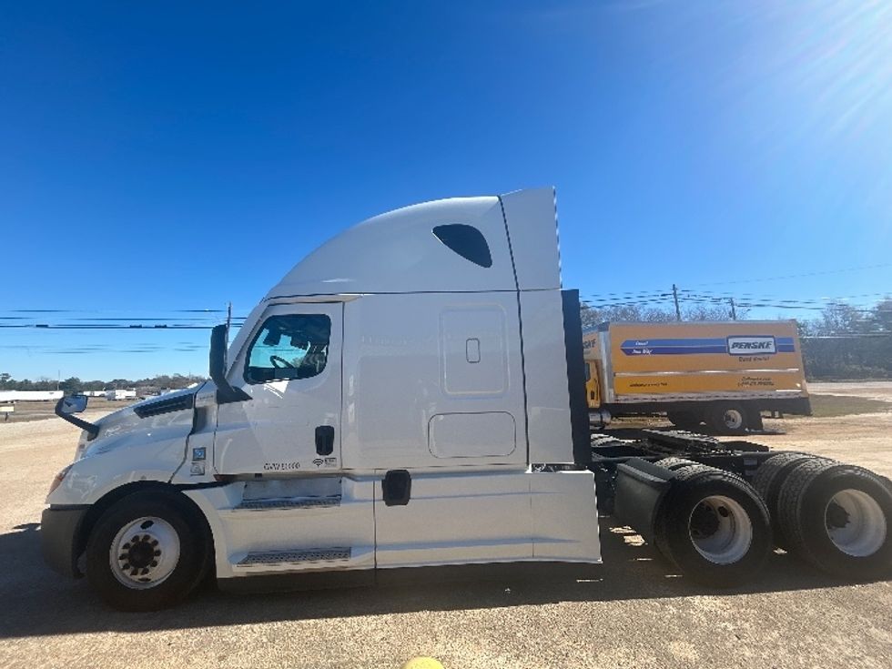 Sleeper Tractor-Heavy Duty Tractors-Freightliner-2022-T12664ST-Dothan-AL-565,772\n\t\tmiles-$ 59,750 - Image 4