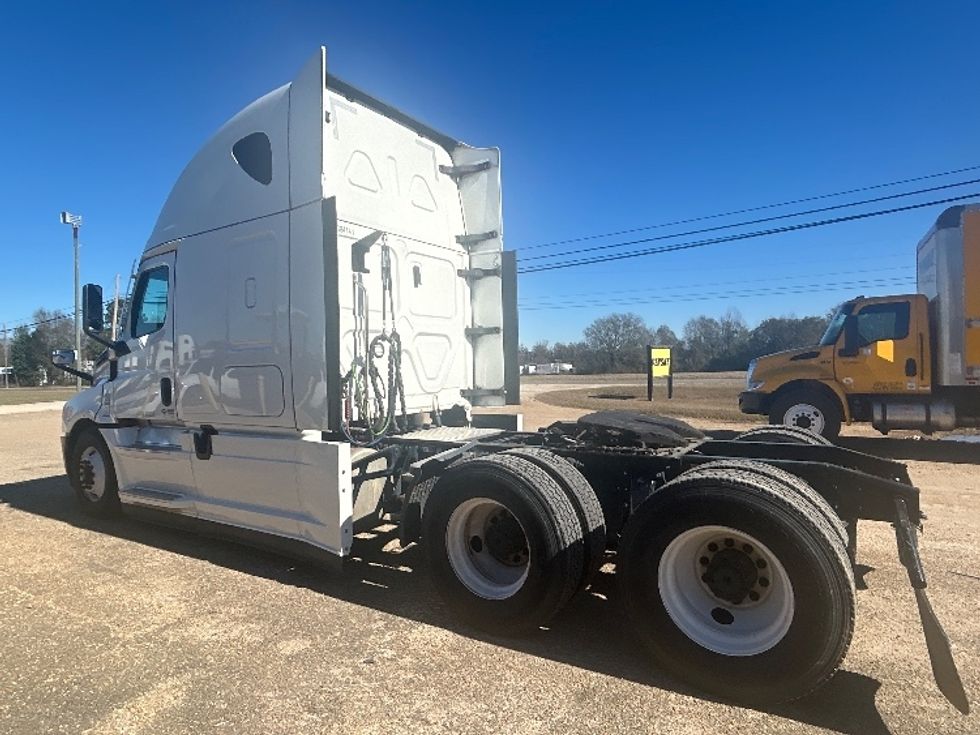 Sleeper Tractor-Heavy Duty Tractors-Freightliner-2022-T12664ST-Dothan-AL-565,772\n\t\tmiles-$ 59,750 - Image 5