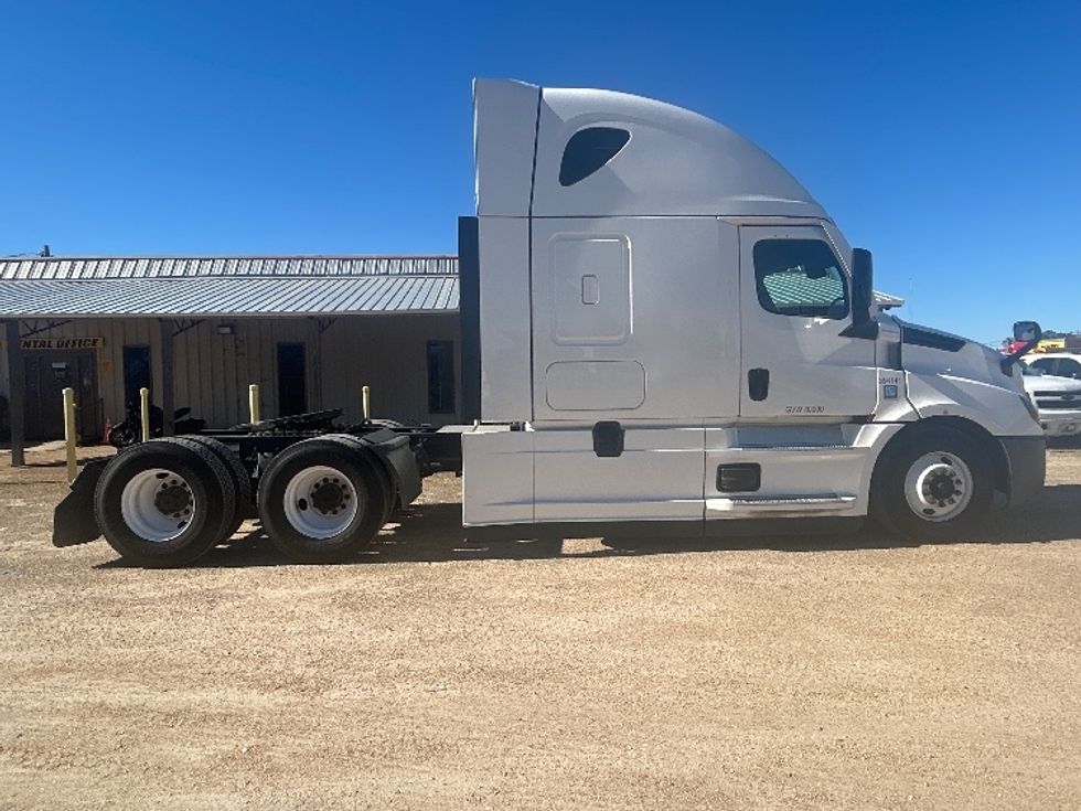 Sleeper Tractor-Heavy Duty Tractors-Freightliner-2022-T12664ST-Dothan-AL-565,772\n\t\tmiles-$ 59,750 - Image 8