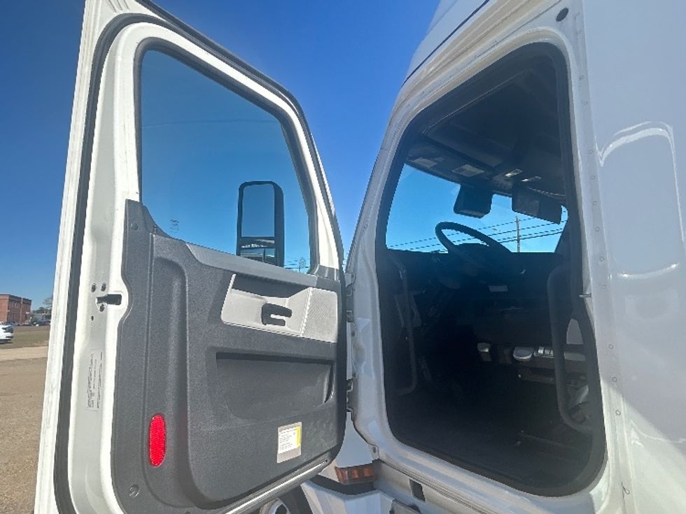 Sleeper Tractor-Heavy Duty Tractors-Freightliner-2022-T12664ST-Dothan-AL-565,772\n\t\tmiles-$ 59,750 - Image 9