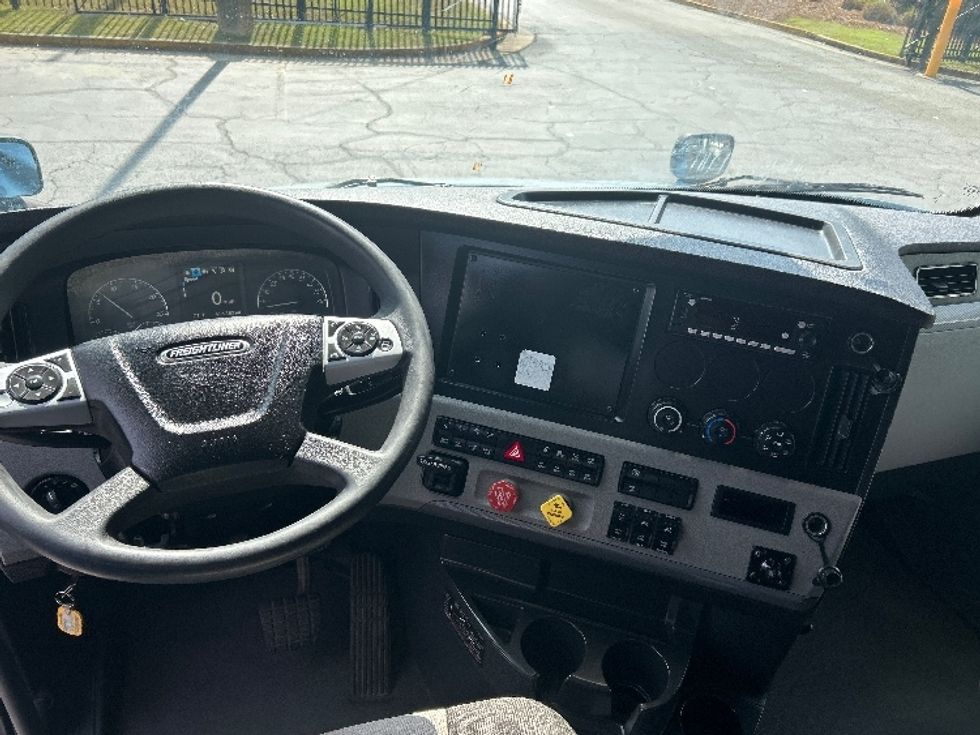 Sleeper Tractor-Heavy Duty Tractors-Freightliner-2022-T12664ST-Duluth-GA-457,927\n\t\tmiles-$ 65,500 - Image 11