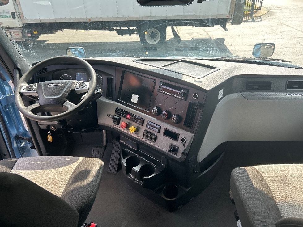 Sleeper Tractor-Heavy Duty Tractors-Freightliner-2022-T12664ST-Duluth-GA-457,927\n\t\tmiles-$ 65,500 - Image 12