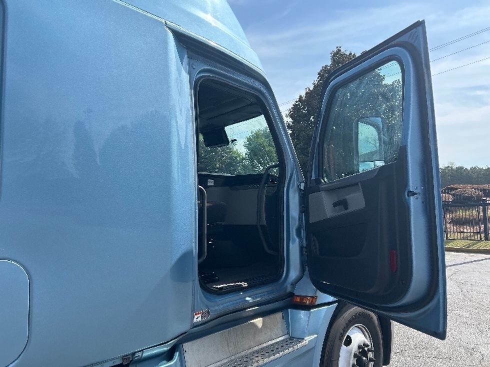 Sleeper Tractor-Heavy Duty Tractors-Freightliner-2022-T12664ST-Duluth-GA-457,927\n\t\tmiles-$ 65,500 - Image 13