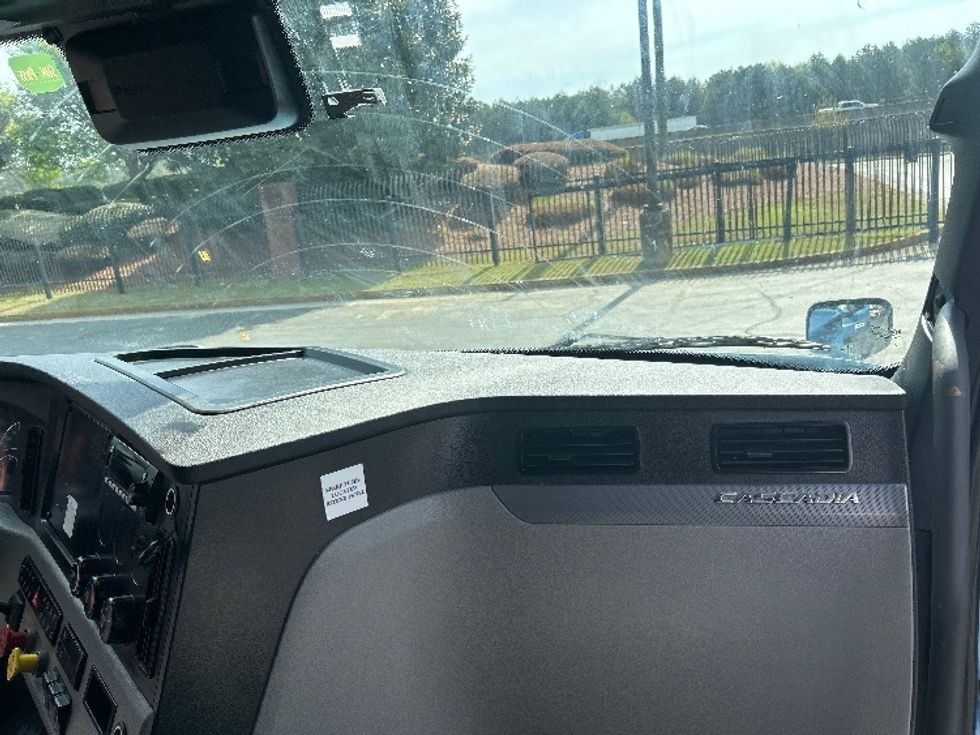 Sleeper Tractor-Heavy Duty Tractors-Freightliner-2022-T12664ST-Duluth-GA-457,927\n\t\tmiles-$ 65,500 - Image 14