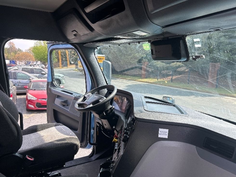 Sleeper Tractor-Heavy Duty Tractors-Freightliner-2022-T12664ST-Duluth-GA-457,927\n\t\tmiles-$ 65,500 - Image 15